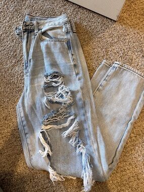 American Eagle Women’s Light Blue Distressed High-Rise Jeans